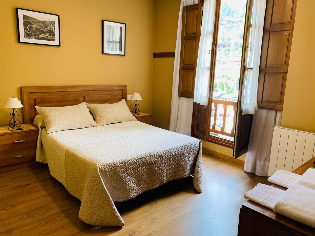 Hostal La Serna Hotell Potes Eksteriør bilde